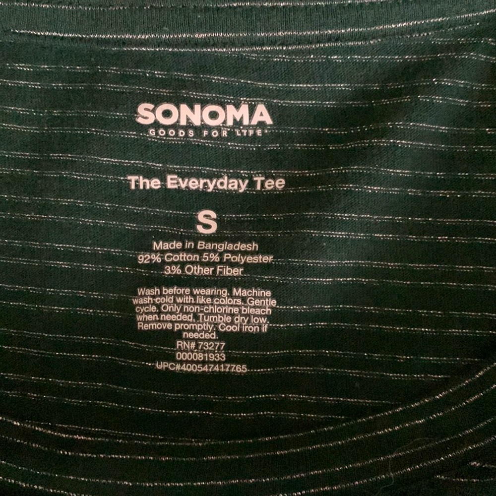 Dark green long sleeve shirt. Crew neck. Size small.